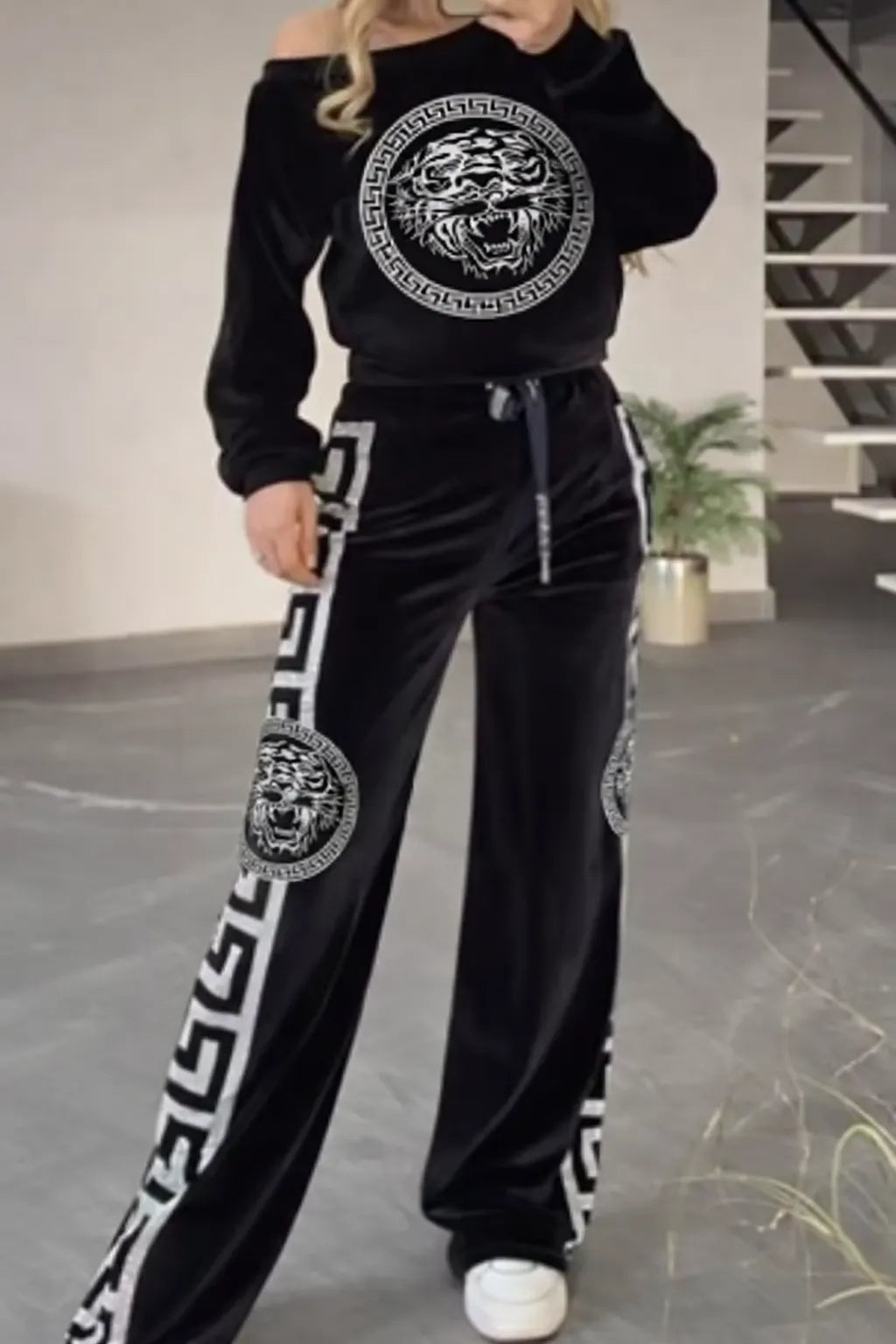 Women Round Neck Printed Casual Suit