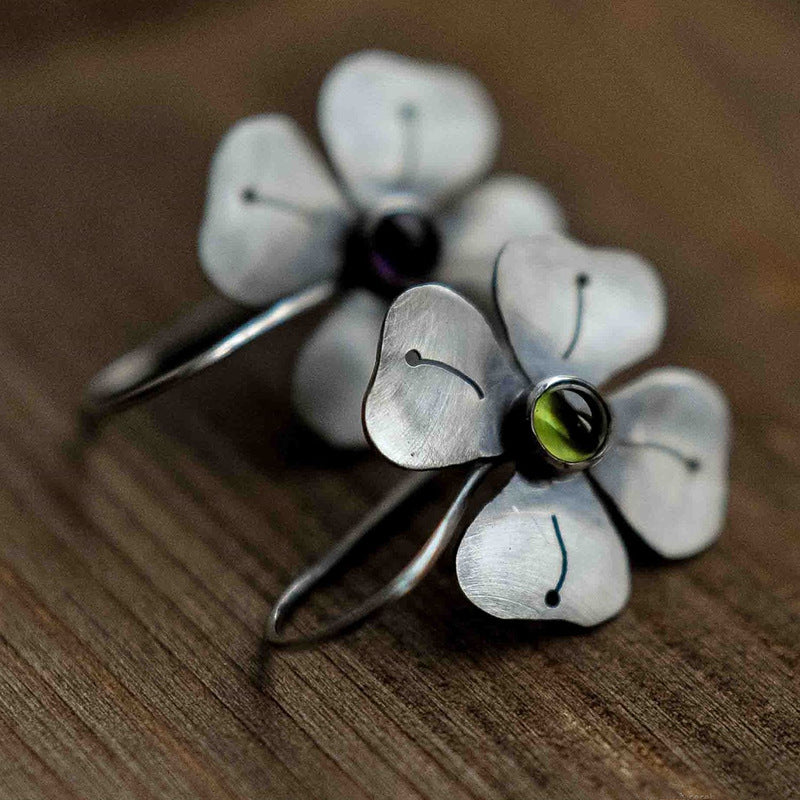 Petal inlaid pearl earrings