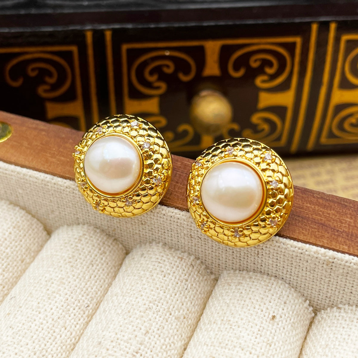 Round scaly freshwater pearl earrings