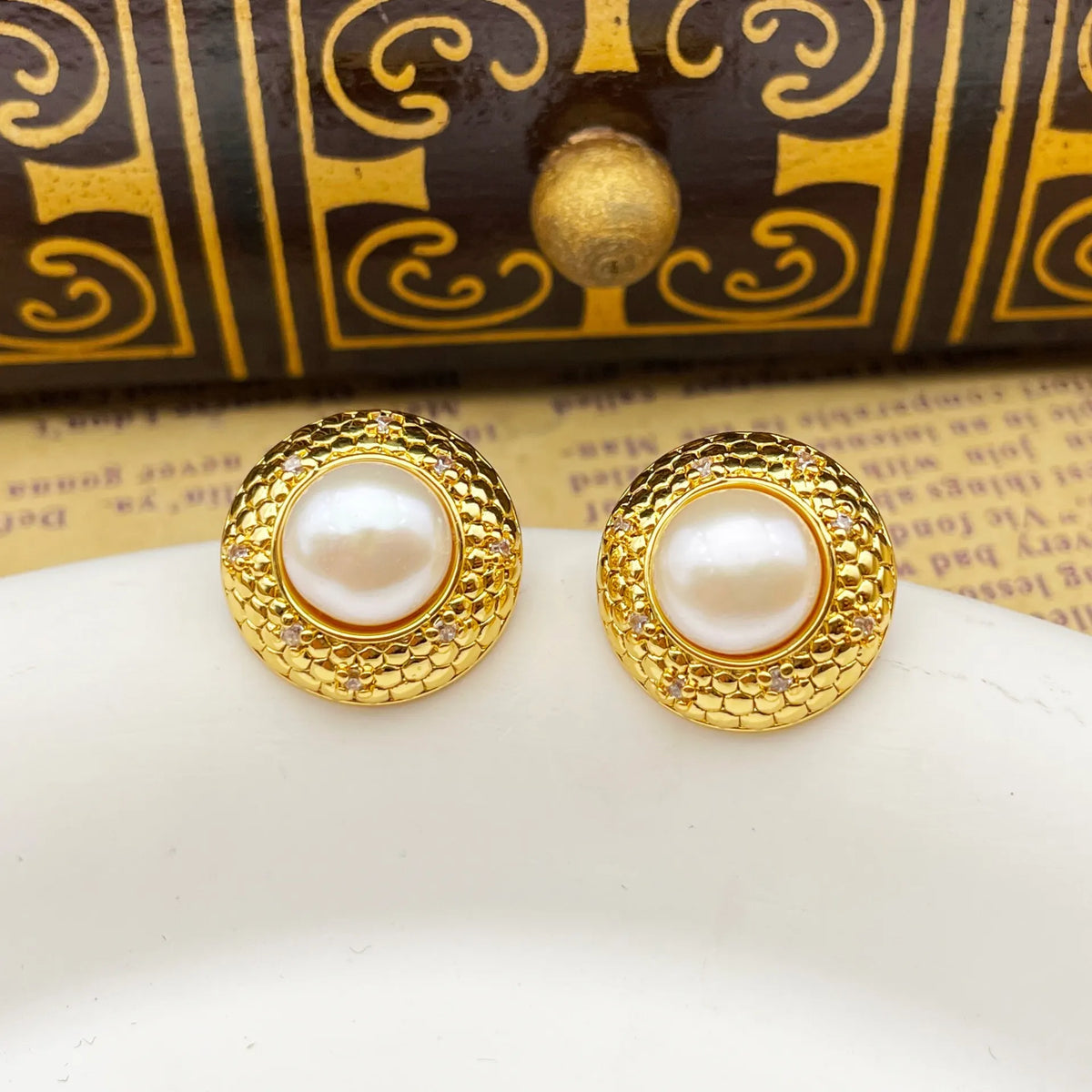 Round scaly freshwater pearl earrings