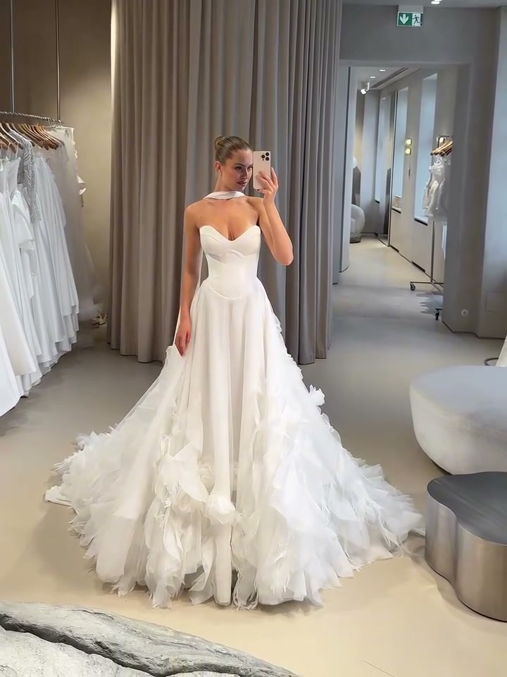 white-strapless-ruffle-wedding-gown-tiered-tulle-bridal-dress
