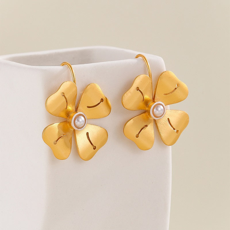 Petal inlaid pearl earrings