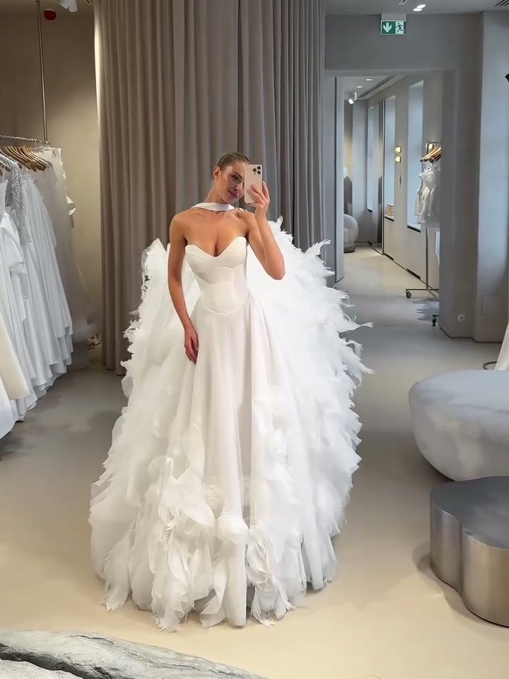 white-strapless-ruffle-wedding-gown-tiered-tulle-bridal-dress
